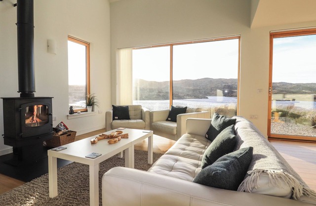 LOCH VIEW, family friendly, character holiday cottage in Bernera