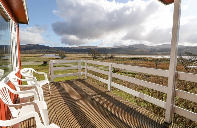 LOCHEAD CHALET, pet friendly, with a garden in Lochgilphead