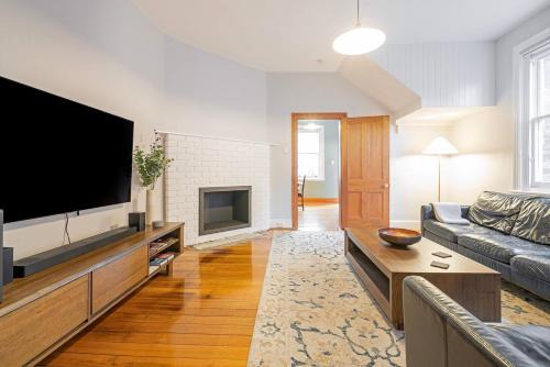 Lochner Corner - Restful Hideaway near Dining and CBD
