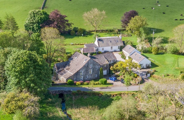 Lochpatrick Mill - a house that sleeps 16 guests in 6 bedrooms