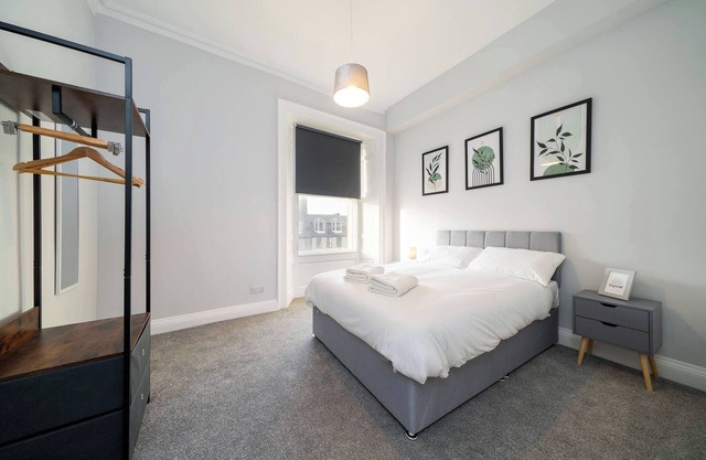 Lochside Apt C - smart stay for working away