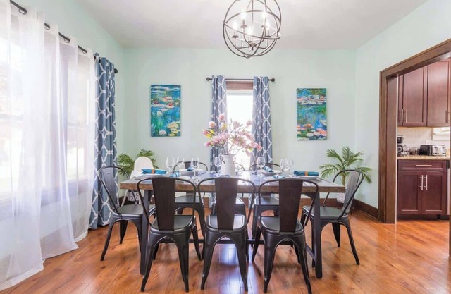 Remodeled 4 Bedroom Home w/3 King Beds! Minutes from everything. Fast Wi-Fi