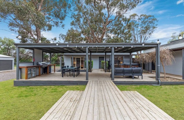 Loddon Retreat - Sleeps 12 - BendigoSignature Accommodation