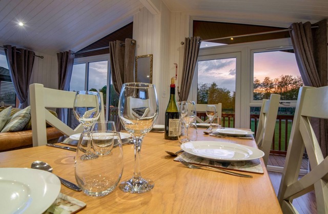 LODGE 10 - THE CEDARS, family friendly, with hot tub in Errol