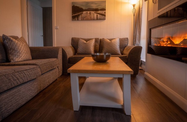 LODGE 12 - HIDEAWAY 1, romantic, character holiday cottage in Errol