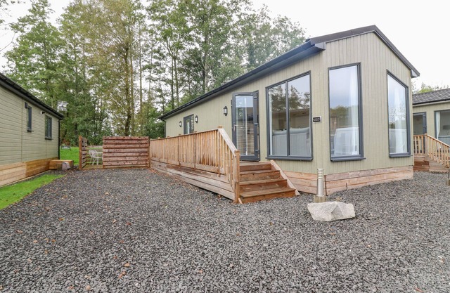 LODGE 18 - RUTHVEN (HIDEAWAY), family friendly, with hot tub in Errol