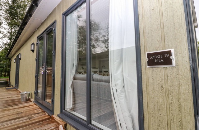 LODGE 19 - ISLA (HIDEAWAY), family friendly, with hot tub in Errol