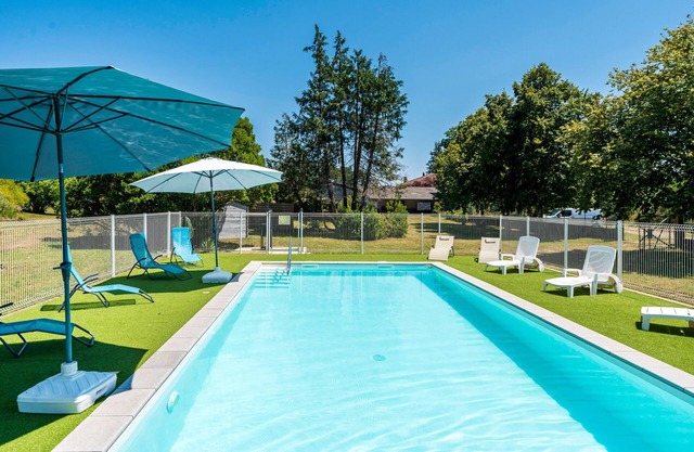 'Lodge 2' con piscina compartida, terraza privada y jardín compartido