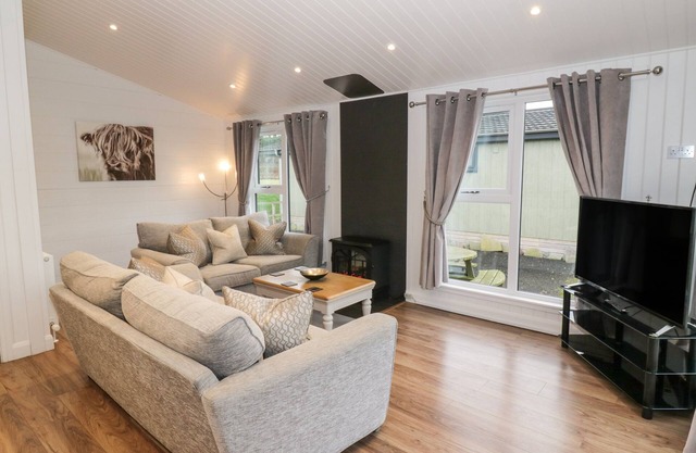 LODGE 4 - GLENDOIG, family friendly, with a garden in Errol