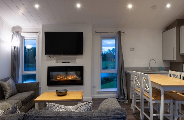 LODGE 5 - KINFAUNSE, romantic, character holiday cottage in Errol