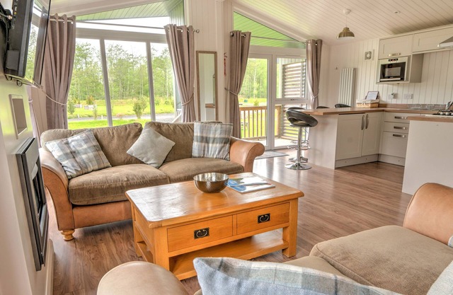 LODGE 6 - INCHYRA, family friendly, with a garden in Errol
