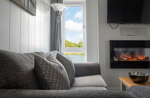 LODGE 7 - THE EARN, romantic, character holiday cottage in Errol