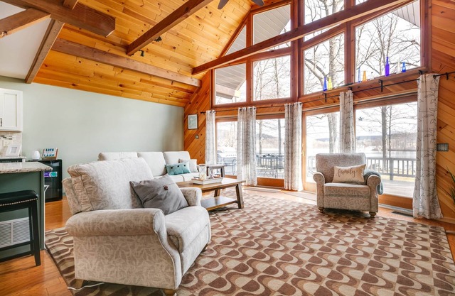 Lodge at the Lake - Exceptional lakefront home!