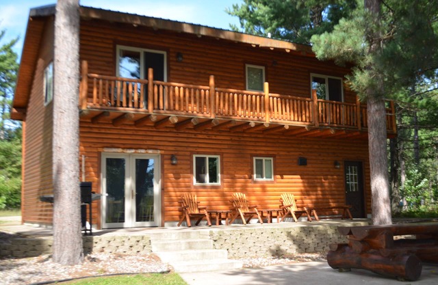 Reel Inn 'Lodge' en el río Au Train, cerca del lago Superior