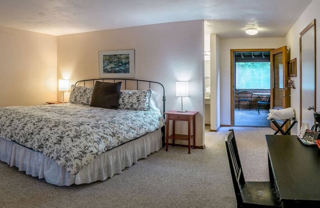 Lodge Room 3 with Jacuzzi Tub at Green Springs Inn