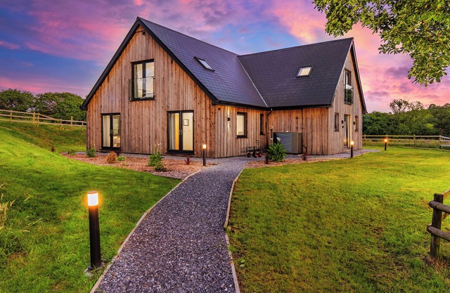 Lodge with hot tub ! 10 mins to beach