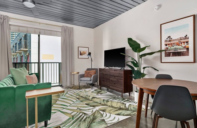 Lodgeur | Artsy & airy studio loft | Midtown