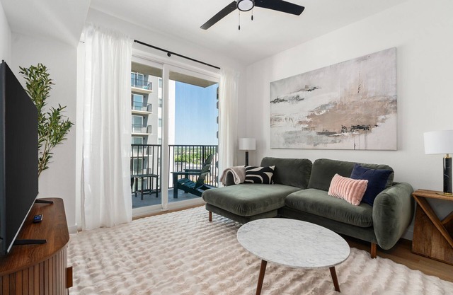 Lodgeur | Bright 1BR w/ views | Energy Corridor