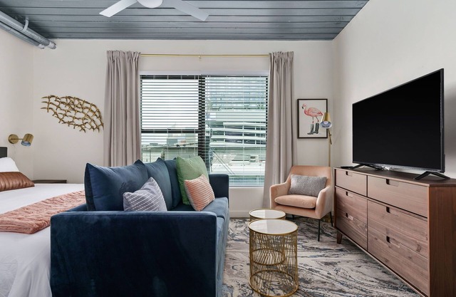 Lodgeur | Comfy & stylish studio loft | Midtown