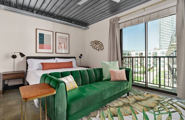 Lodgeur | Designer studio w/ pool view | Midtown