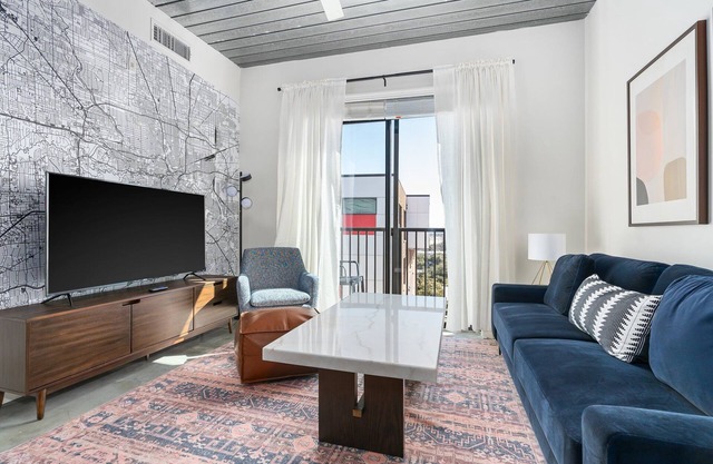 Lodgeur | Elegant & energetic 1BR loft | Midtown