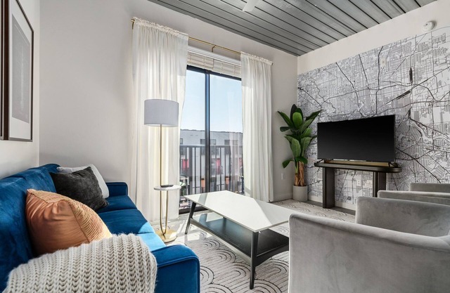 Lodgeur | Inviting & upbeat 2BR loft | Midtown