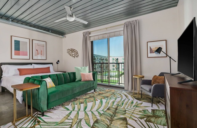 Lodgeur | Marvelous studio w/ pool view | Midtown