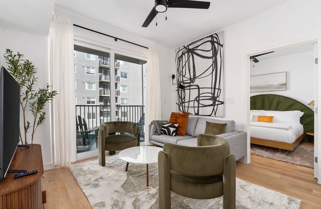 Lodgeur | Modern 2BR w/ balcony | Energy Corridor
