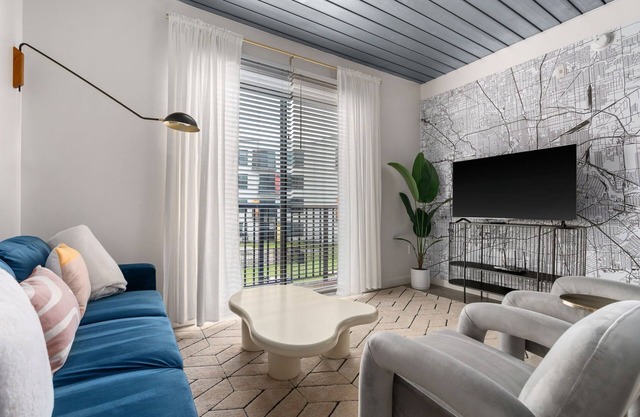Lodgeur | Modern & vibrant 2BR | Midtown