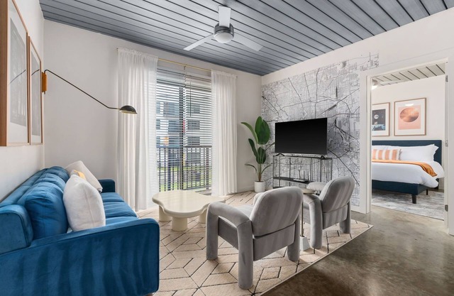 Lodgeur | Stylish 2BR w/ pool views | Midtown