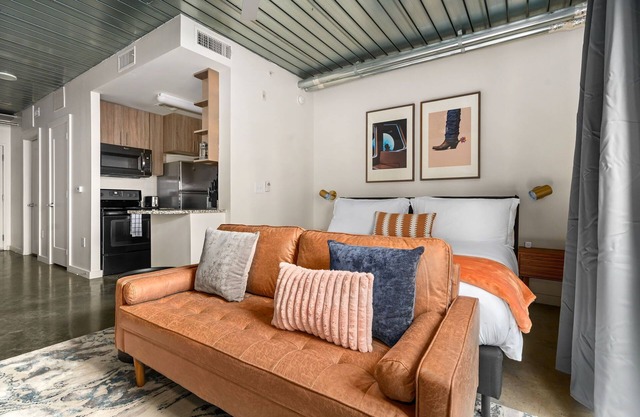 Lodgeur | Sunlit & airy studio loft | Midtown