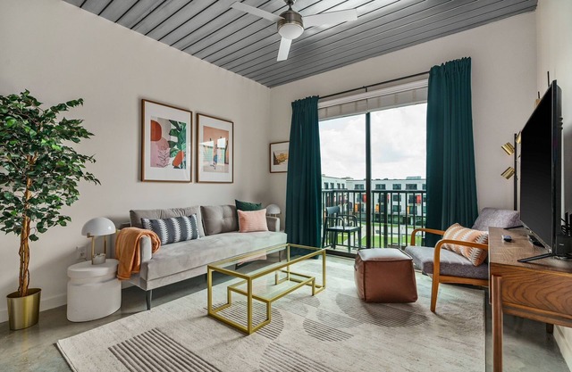 Lodgeur | Trendy 1BR loft w/ office | Midtown