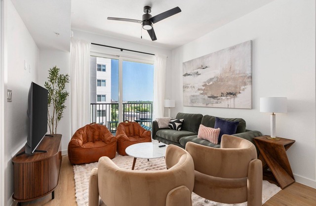 Lodgeur | Trendy 3BR w/ balcony | Energy Corridor