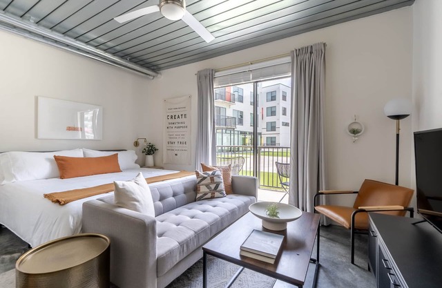 Lodgeur | Trendy studio loft w/ patio | Midtown