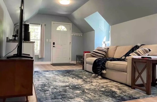 Loft 10mi to beach & border.