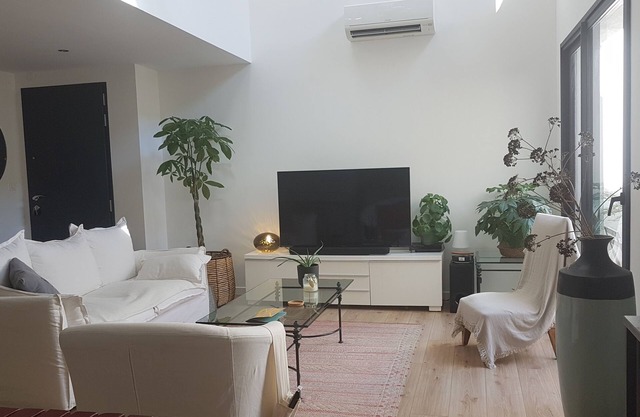 Loft apartment in former Chai between sea and garrigue