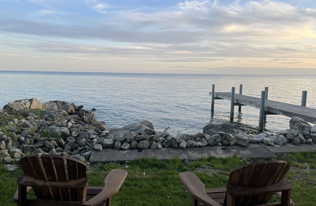 LOFT Escape Apartment - Onsite Beach Dock Waterfront Boat Ramp