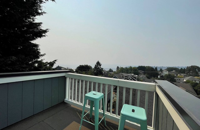 Loft on Queen Anne Hill w/Rooftop Deck Ocean & Mountain Views. 5 mins to City