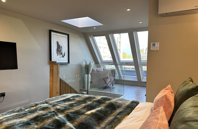 Loft Studio, King Size Bed, Sofa Bed with en-suite Bathroom