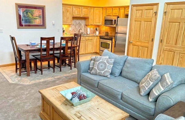 Mountain-chic Condo #305 (6056)