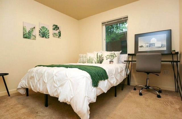 Loftium | Well-Kept Suite Just Mins to UW & Matthews Beach!