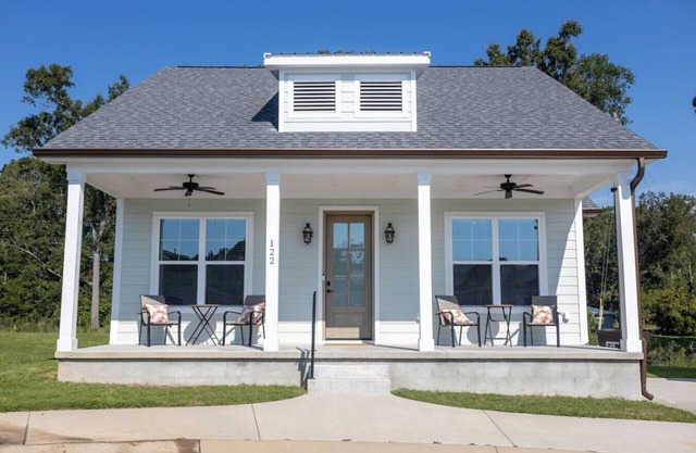 Lofty Lakeside Cottage – 2 BR, 2.5BA, Sleeps 8!