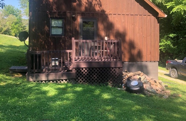Lofty “Musky Cabin” situated on a hill with musky decor, fire ring, and 2 decks!