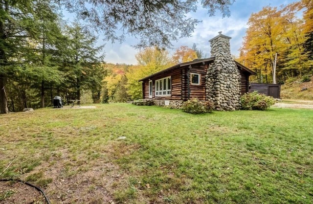 Log Cabin Getaway - rustic-chic - waterfront, dock, firepit & indoor fireplace!