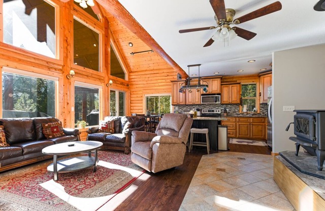 Log Cabin Getaway: WIFI, GameRoom, Firepit, pets OK!