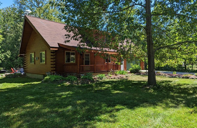 Log Cabin casa en el río Sturgeon en Indian River