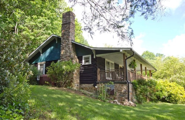 Log Cabin ~ Hot Tub- ~ Walk To Town ~ en Appalachian Trail ~ wi-fi ~