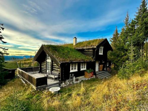 Log cabin in Hafjell with ski in ski out, sauna and view