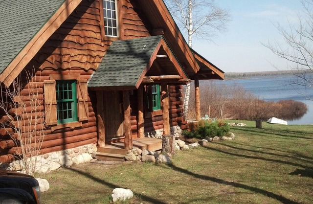 Cabaña de madera en el prístino bosque privado del norte y retiro privado de agua