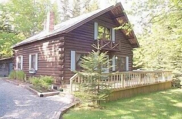 Cabaña de troncos en la mejor ciudad del monte. Isla desierta